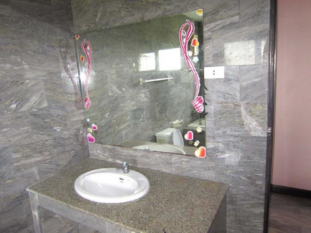 Aa Guesthouse Pattaya Pokoj fotografie